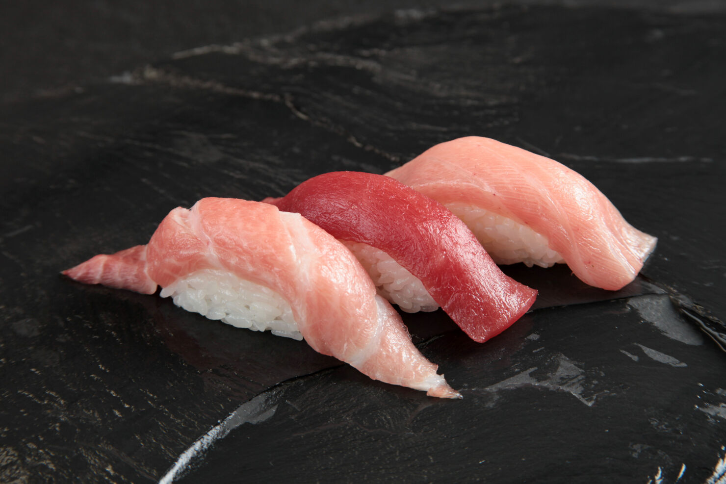 本まぐろ三昧（大とろ、赤身、中とろ）980円（税込1,078円）