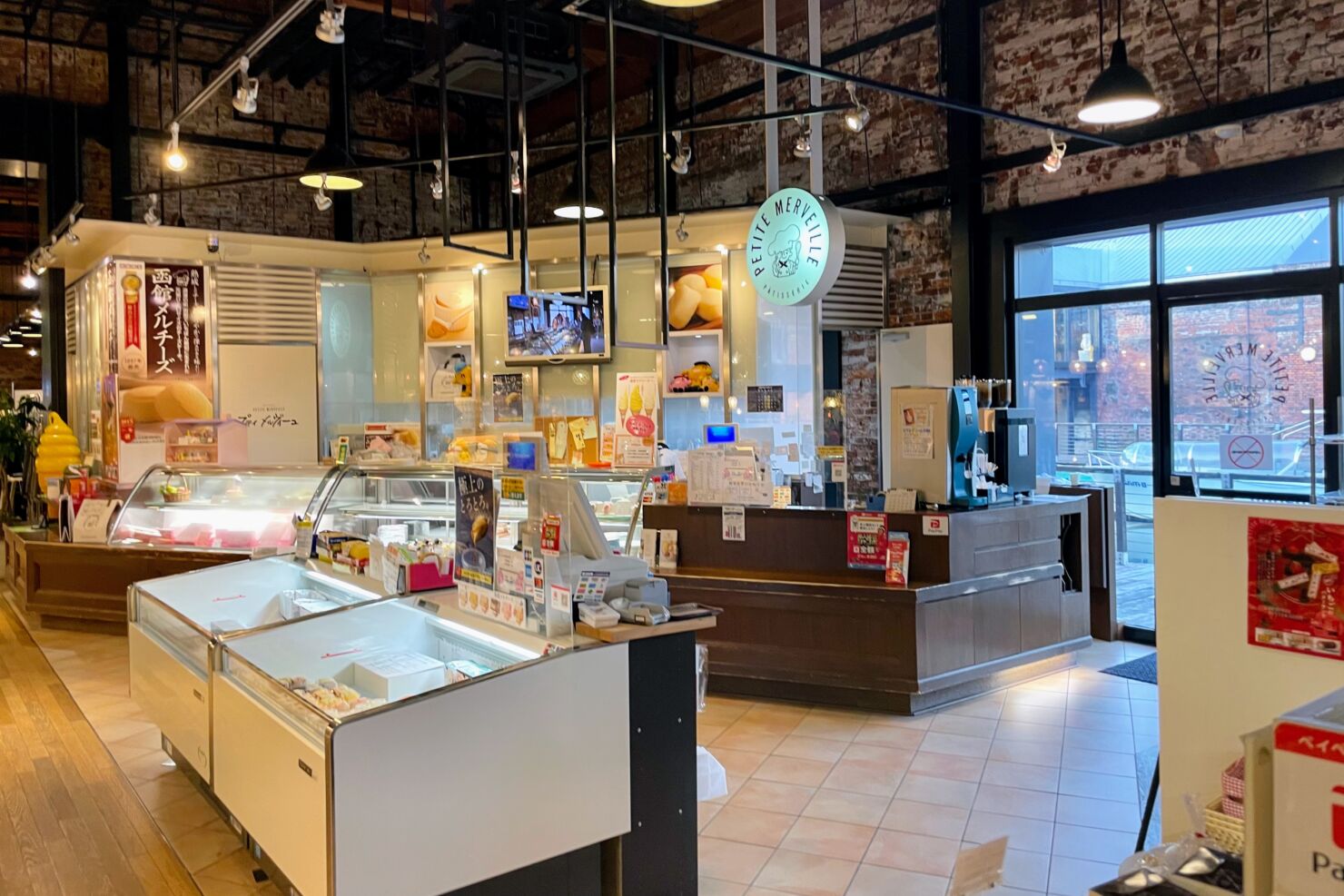 パティスリー プティ・メルヴィーユ BAYはこだて店1