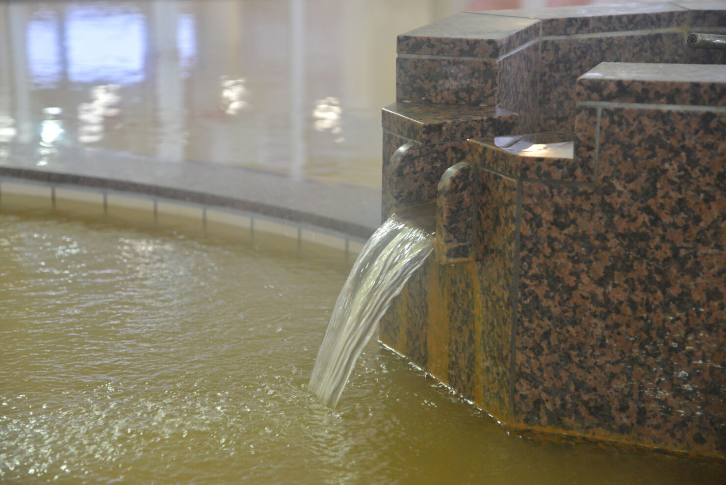 谷地頭温泉の茶褐色の湯